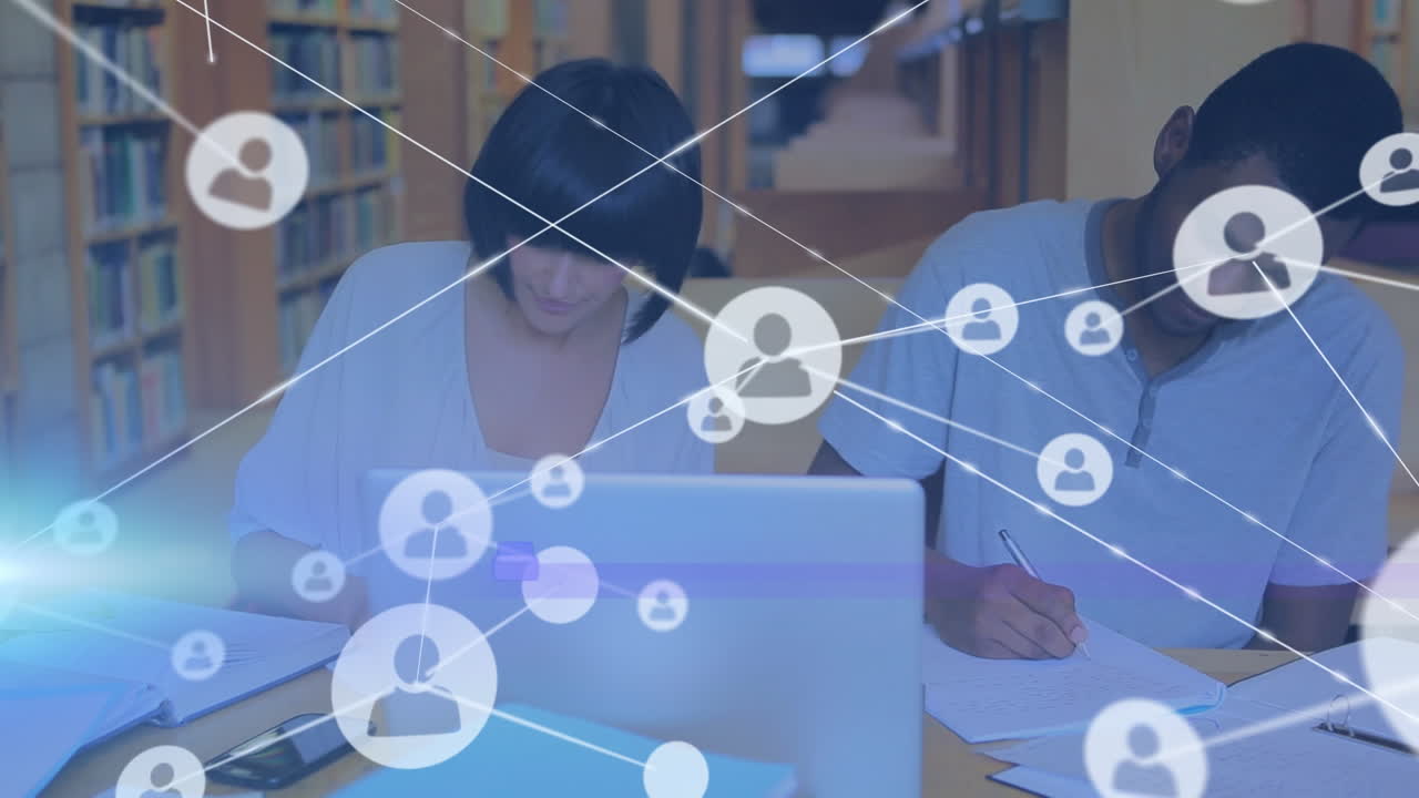 사무실에서 노트북으로 일하는 다양한 사업가들에 대한 연결 네트워크의 애니메이션