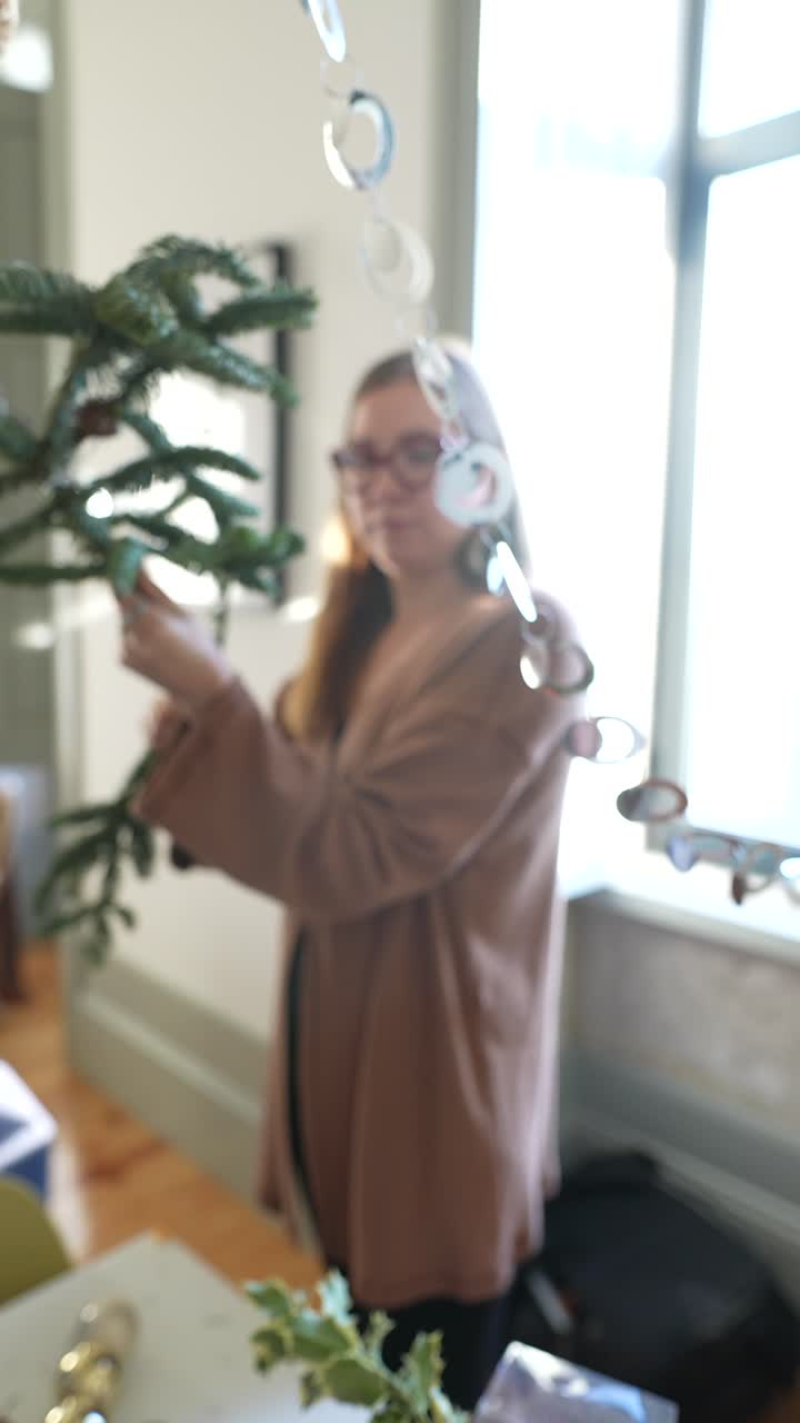 Mujer decorando un árbol de navidad