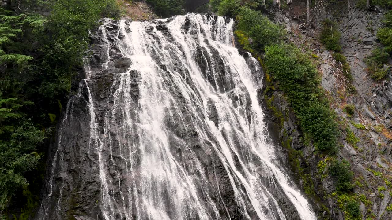 paisaje en cámara lenta narada cae cascada corriente corriente lago río en el monte rainier bosque de montaña parque nacional washington seattle turismo de la naturaleza viajes turismo