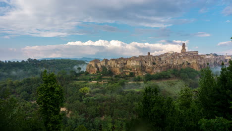 Zeitraffer-Der-Altstadt-Von-Pitigliano-In-Italien