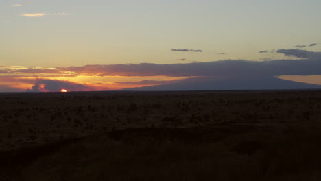 Timelapse-De-La-Puesta-Del-Sol-Con-Vista-Al-Kilimanjaro-En-Tsavo-West,-Kenia