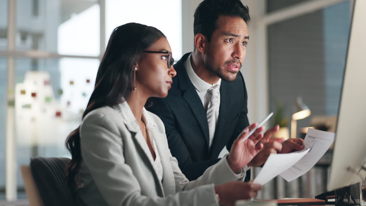 computadora, documentos y equipo profesional