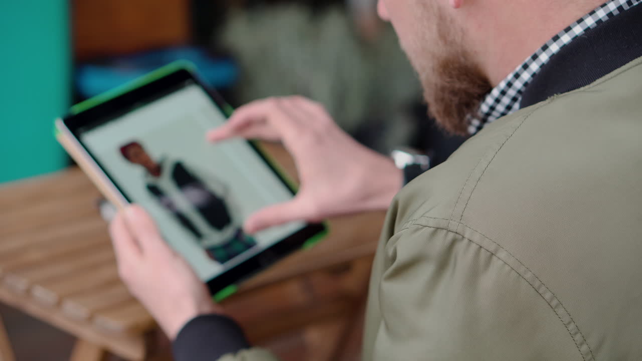 hombre comprando en línea usando una tableta