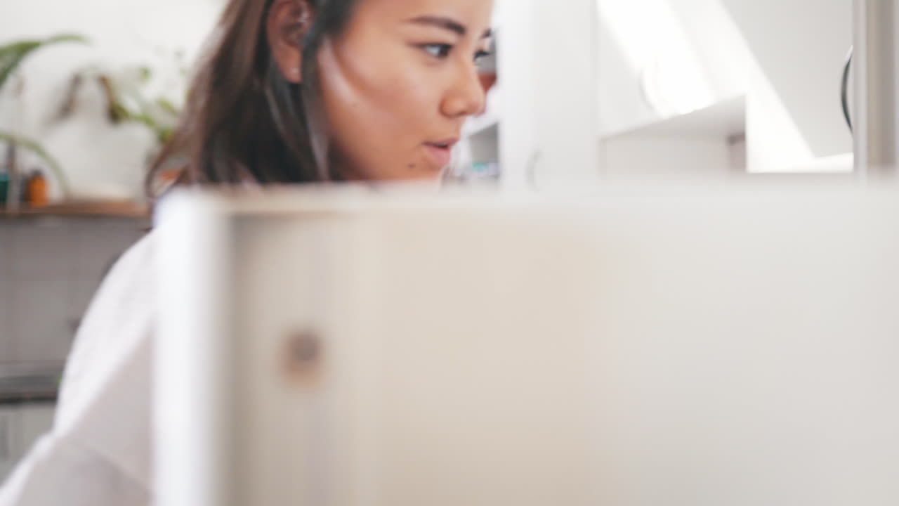 집 에서 스무디 를 만들기 위해 과일 을  ⁇ 는 여자