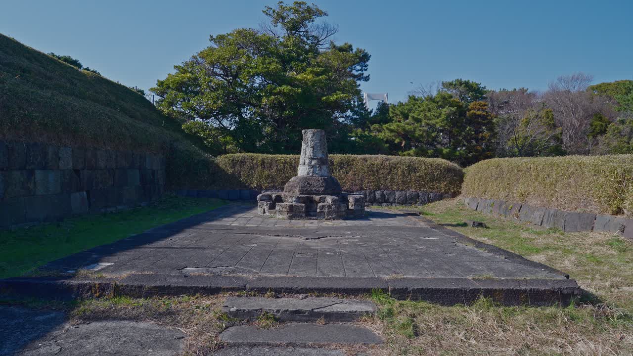Bu taş kalıntılar, Edo döneminde Shinagawa Dai-san Daiba kalesinde görevli askerler tarafından kullanılan kamado'yu (yemek pişirme ocağı) temsil etmektedir.