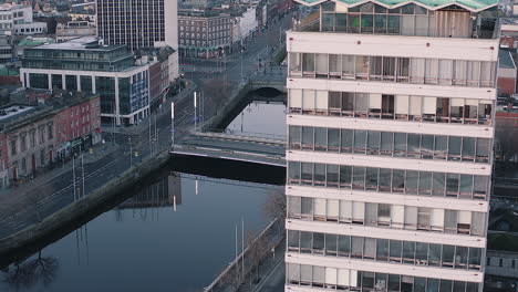 covid 19 en la ciudad de dublín, vista aérea de la capital irlandesa durante la pandemia del coronavirus, calles tranquilas en el medio de la ciudad