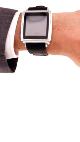 hombre de negocios con la mano mostrando un reloj inteligente