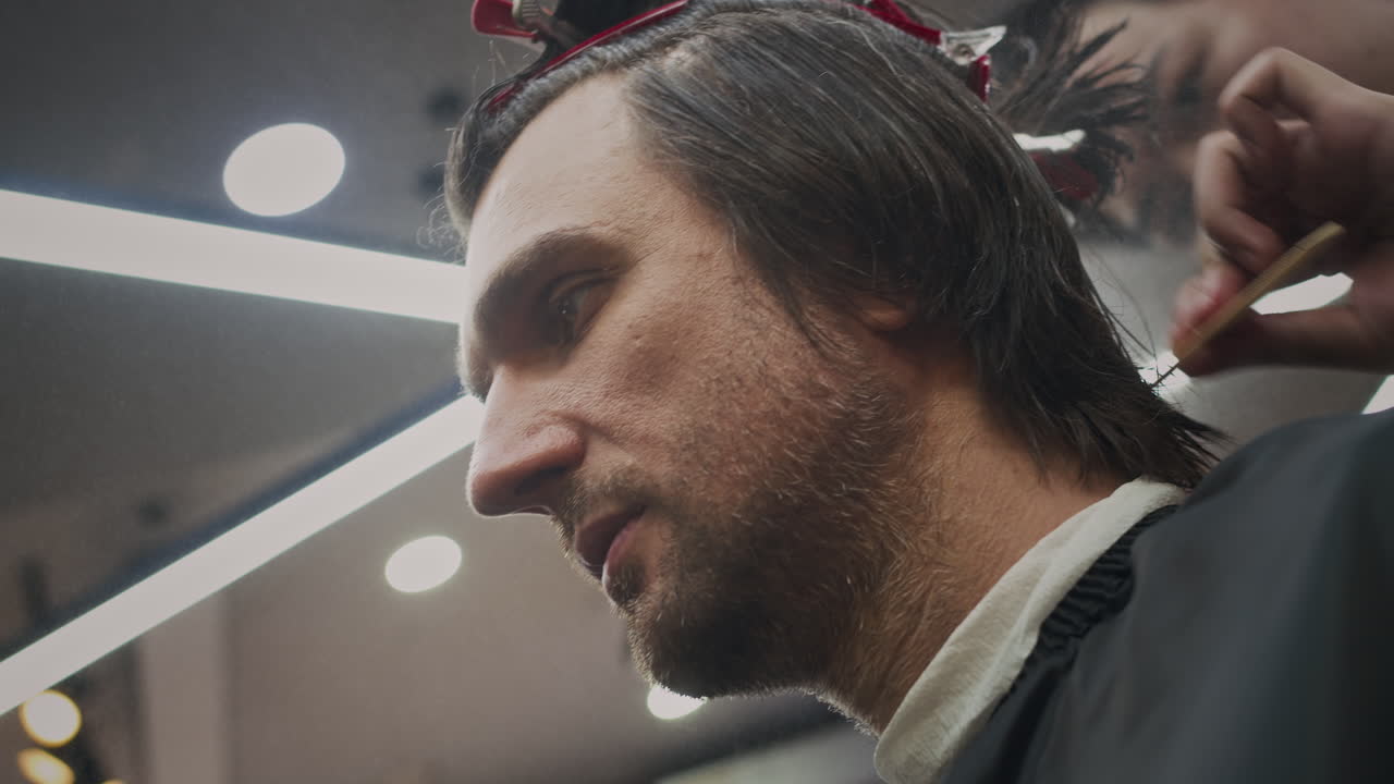 un hombre se corta el cabello en la barbería.