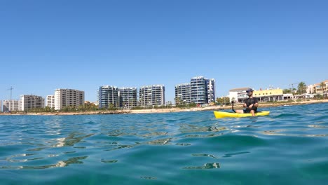 Fischersportler,-Der-Auf-Einem-Kajak-Im-Mittelmeer-Fischt