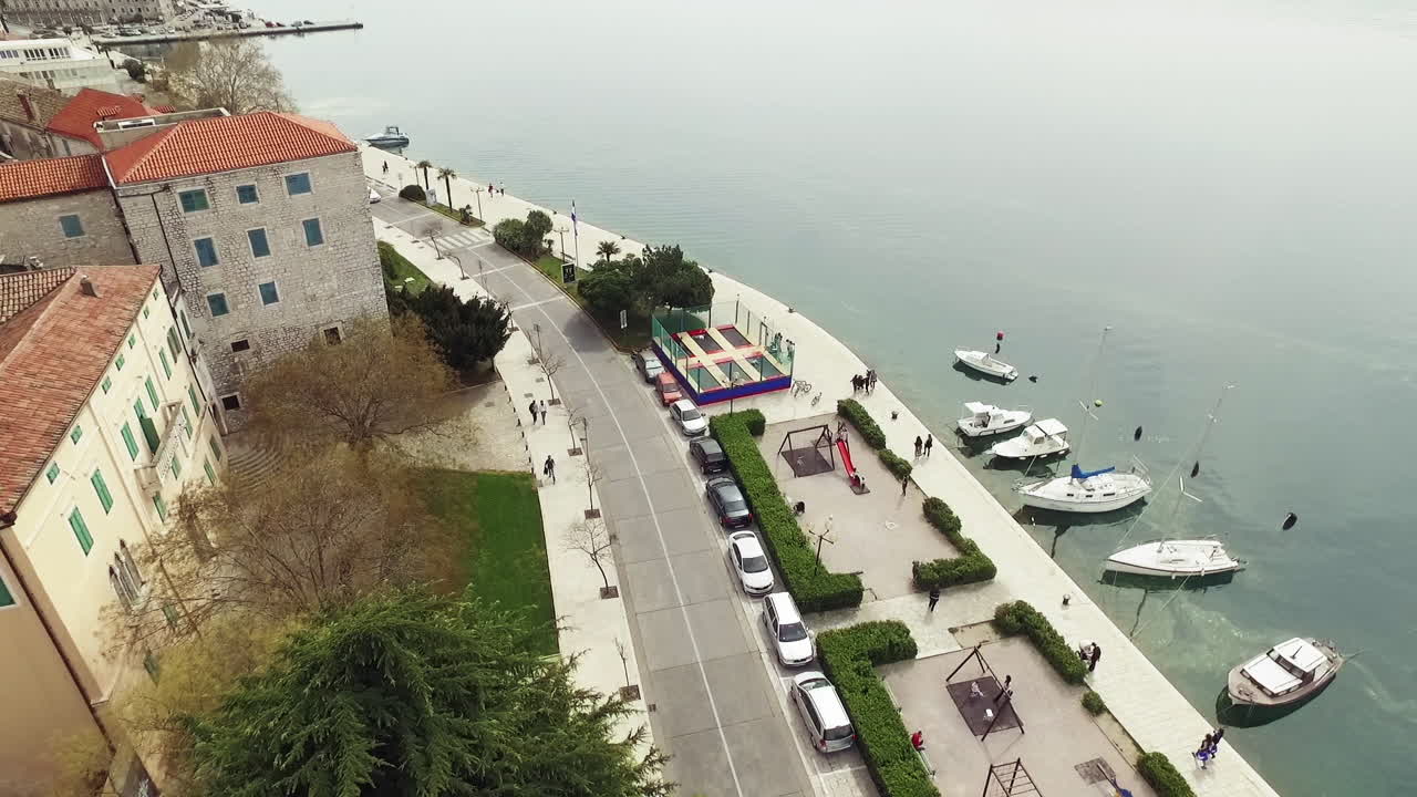 시베니크 시 상공을 비행하며 구시가지 중심과 해안의 탁 트인 전망을 감상하실 수 있습니다.