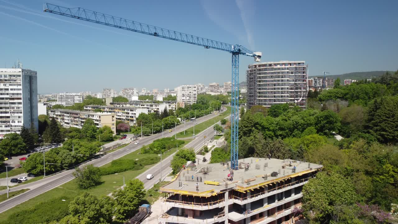 vista aérea del sitio de construcción con una grúa grande