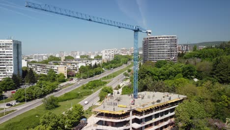 vista aérea del sitio de construcción con una grúa grande