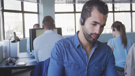 hombre de negocios trabajando en una oficina moderna