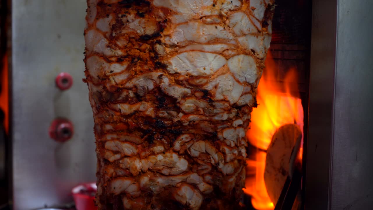 Due shawarma indiani, pane arrotolato appena sfornato e tagliato, cibo da strada su Mira Road
