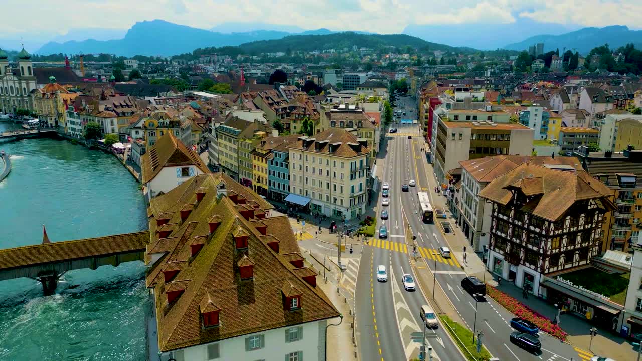 스위스 루체른의 루스 강 근처의 교통 상황을 보여주는 4k 드론 영상.