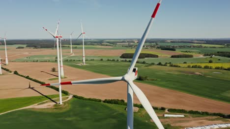 luftaufnahme eines windparks in einer landschaft