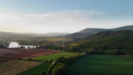 Vista-Aérea-Del-Panorama-Rural-Con-Plantaciones-Y-Verdes-Colinas-En-Europa