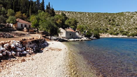 casas con encanto junto a la playa de guijarros en agia sofía, grecia - toma aérea
