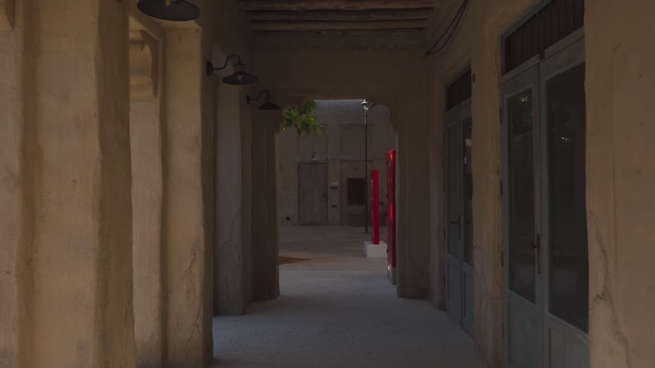 camine por pasillos estrechos en un día soleado en el barrio histórico de al fahidi en dubai, emiratos árabes unidos