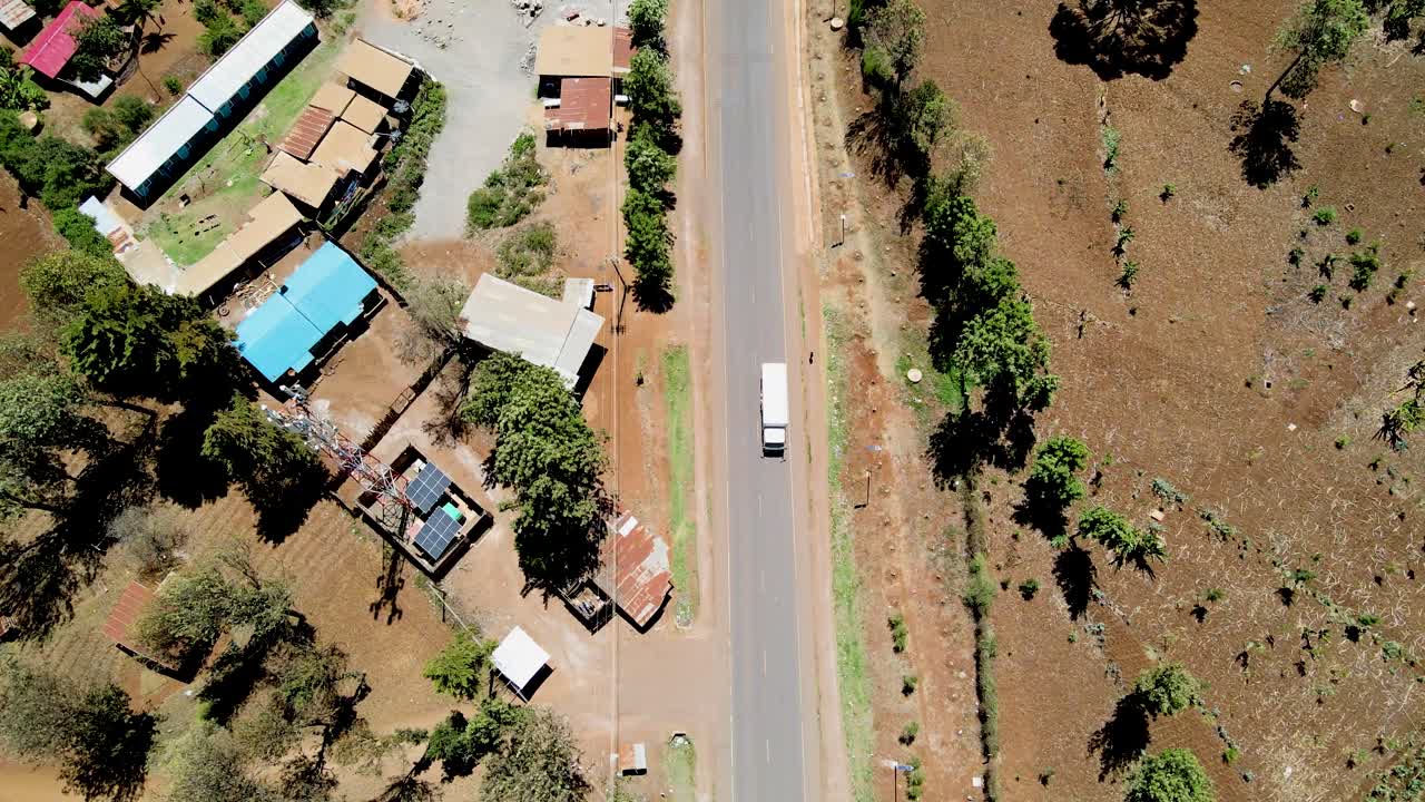 케냐의 시골 마을에서 킬리만자로가 배경입니다.