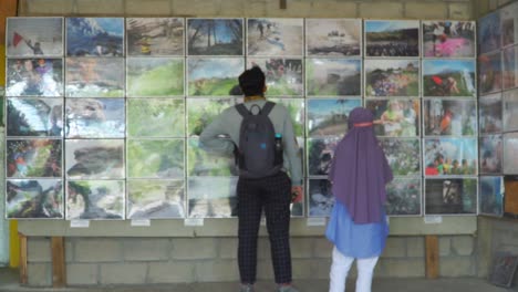 menschen schauen sich eine fotogalerie der vulkanausbruchkatastrophe vom vulkan merapi an – vulkan merapi, indonesien