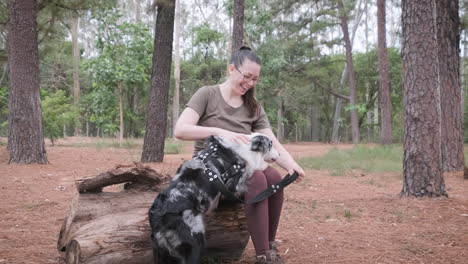 La-Dueña-De-Un-Pastor-Australiano-Pasa-Tiempo-Con-Su-Mascota,-Acariciándola-Y-Mostrándole-Afecto.