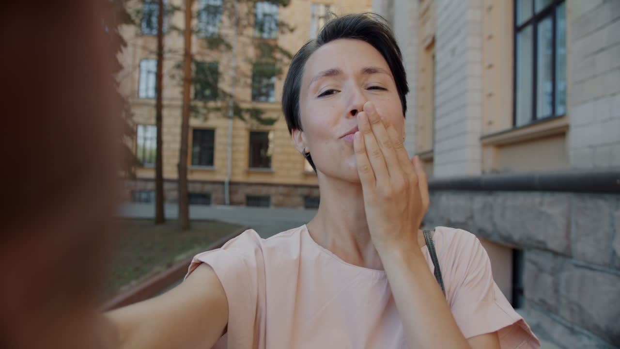 도시 공원에서 셀피를 찍는 여자