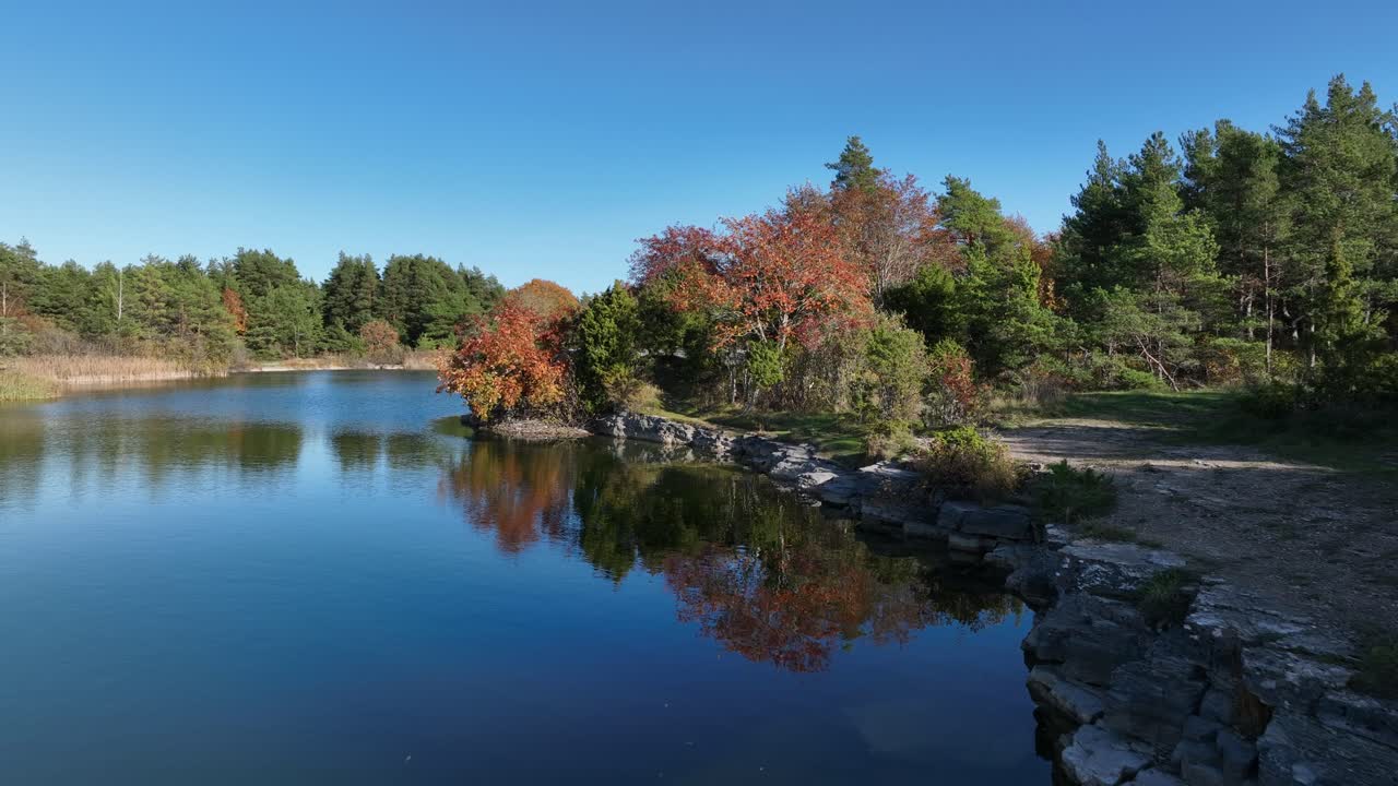 옛 석회암 채굴소였던 야가라후 호수 (jaagarahu lake) 에 있는 에스토니아의 사레마 (saaremaa) 에서 가을 색의 아름다운 자연.