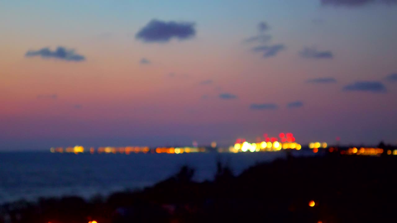 4k에서 지평선에 있는 다채로운 불빛의 보케