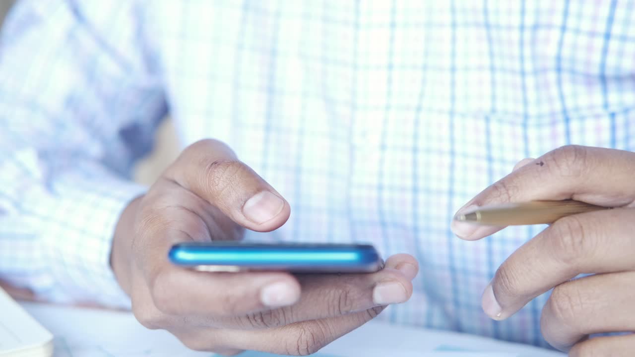 persona que utiliza un teléfono inteligente