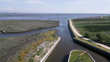 foto aérea del sinuoso canal de agua del cais de cambea en estarreja, portugal