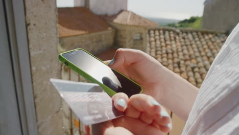 mujer joven usando un teléfono inteligente comprando en línea, haciendo banca, gastando dinero en vacaciones, disfrutando de los viajes de vacaciones de cerca