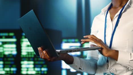 los empleados se pasean por las filas de servidores