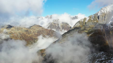 imágenes aéreas giratorias cinematográficas de la montaña gotthard en los alpes suizos en suiza con nieve en los picos