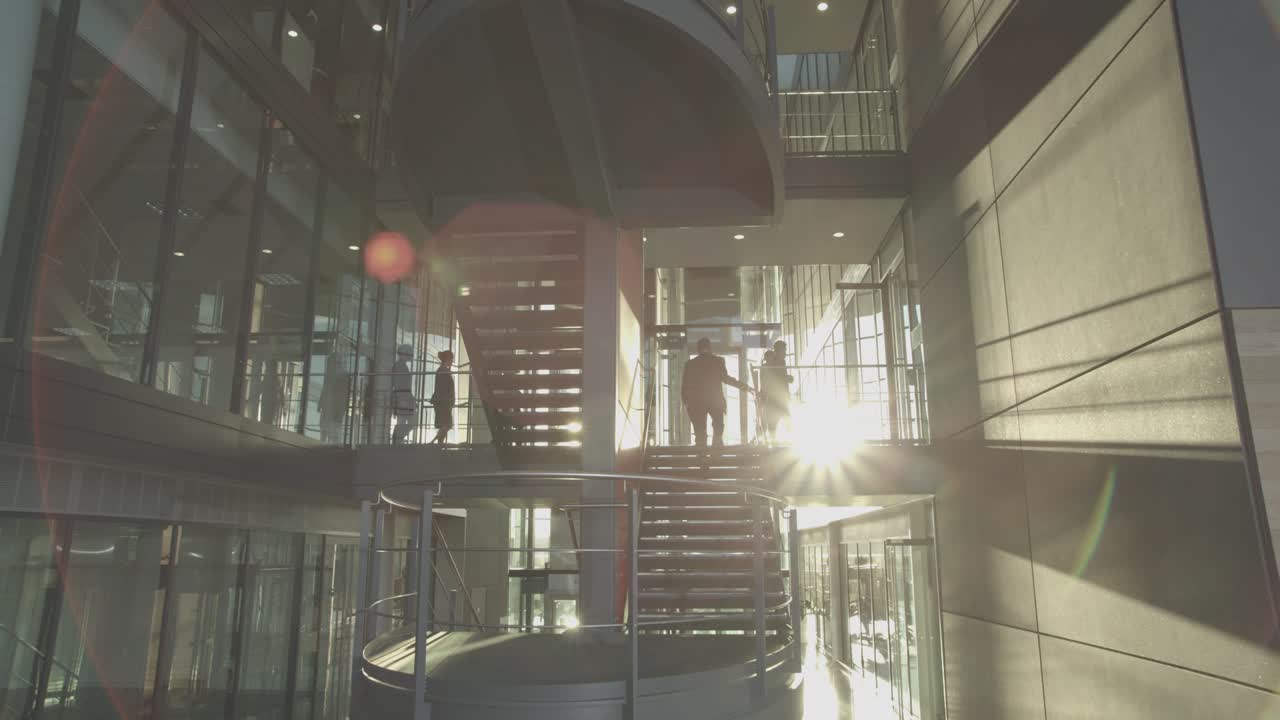 현대적인 사무실에서 일하는 기업 사업가들