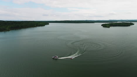 Motorboats-Sailing-On-Tranquil-Water-Of-Percy-Priest-Lake-In-Long-Hunter-State-Park-In-Tennessee,-United-States