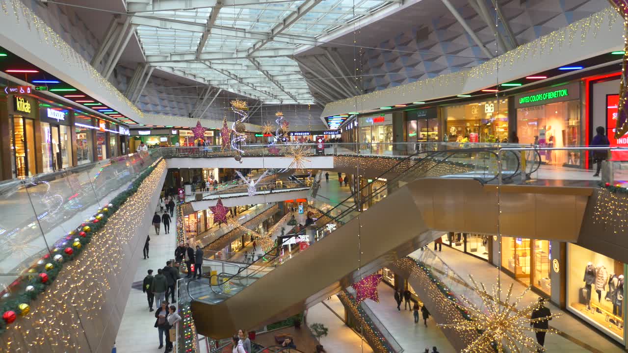 에스컬레이터 와 사람들이 쇼핑 하는 바쁜 쇼핑몰