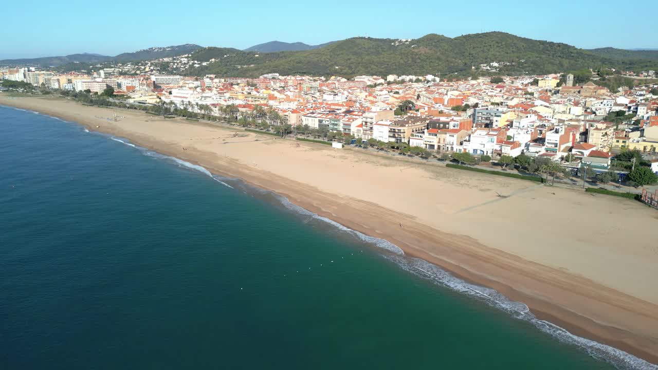 Immagini aeree della spiaggia di Malgrat de Mar Santa Susanna nella provincia del Maresme di Barcellona.