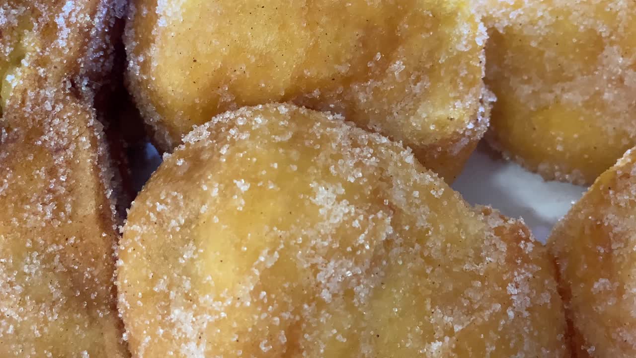 se están preparando pelotas berlinesas frescas para su entrega en la playa