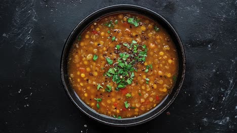 un plato de deliciosa sopa de lentejas