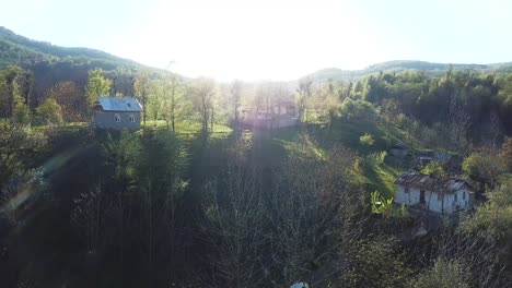 Gente-Local-Casa-En-El-Pueblo-Bosque-Montaña-área-Rural-En-La-Naturaleza-Llena-De-árboles-Y-Sol-Hierba-Verde-Colina-Granja-Campos-Y-Agricultura-Estilo-De-Vida-En-Primavera-Verano-Temporada-Brillo-Escénico-Cinemático