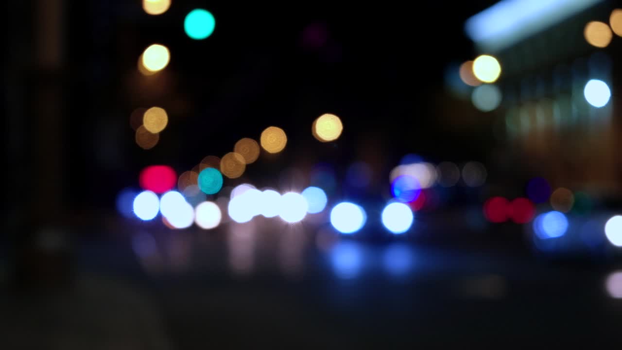 luces desenfocadas del tráfico de la ciudad