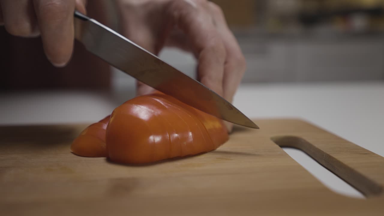 토마토를 잘라내는 것