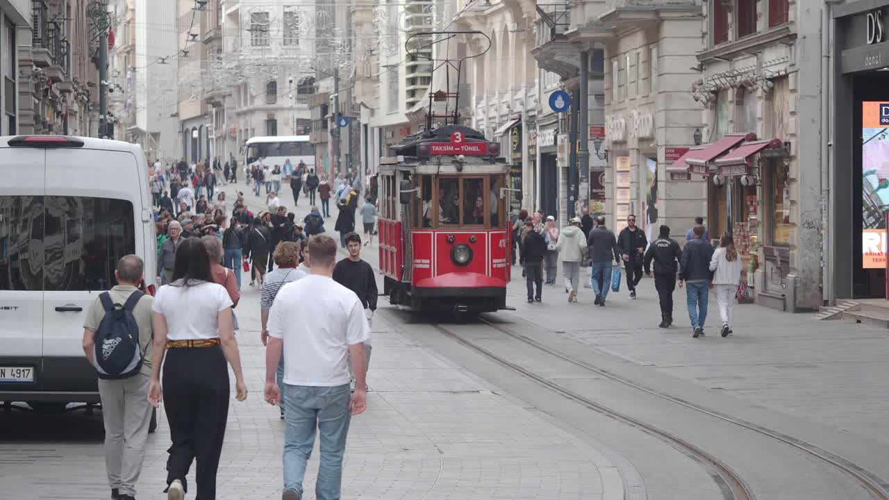 트램 을 타고 있는 이스탄불 거리 장면