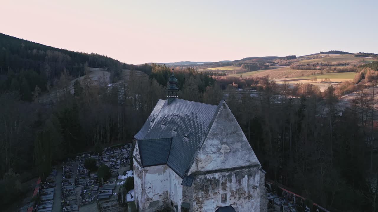 Eine Drohne fliegt über das Dach der gotischen Kirche in Velhartice