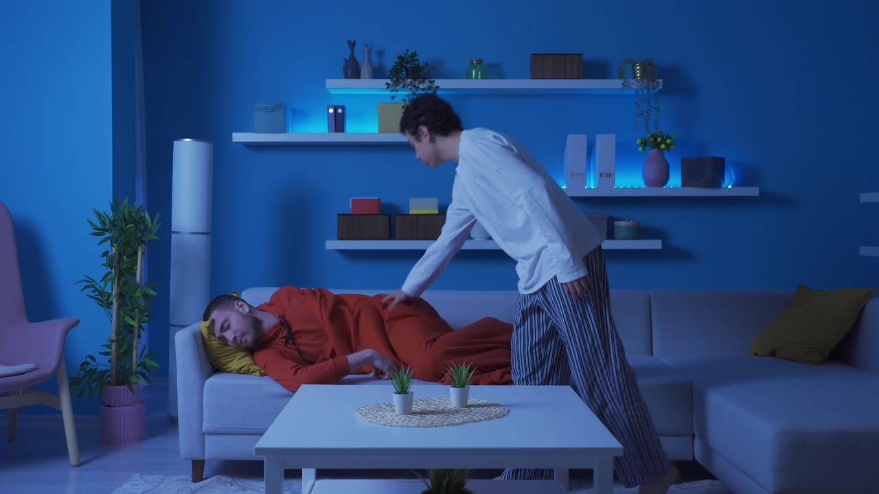 un niño mimado y lindo despertando a su hermano dormido.