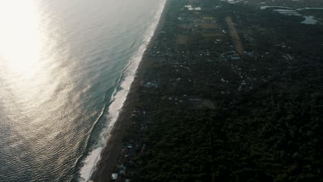 Vogelperspektive-Auf-Die-Stadt-Monterico-Mit-Idyllischem-Strand-Bei-Sonnenaufgang-An-Der-Pazifikküste-Von-Guatemala