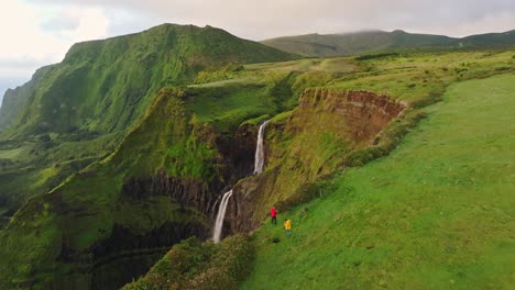 Rückwärtsfliegen-Am-Wasserfall-Cascata-Da-Ribeira-Grande-Auf-Der-Insel-Flores---Drohnenaufnahme