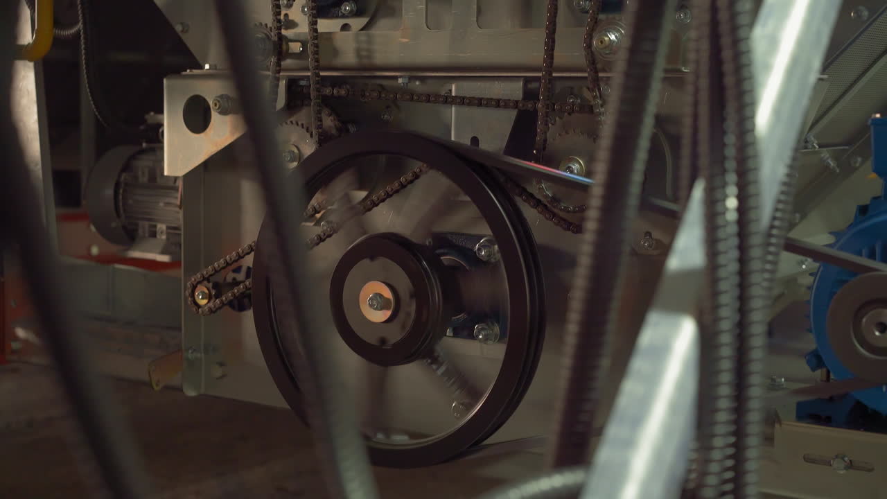 передаточный ремень и вращающиеся колеса на производственной линии