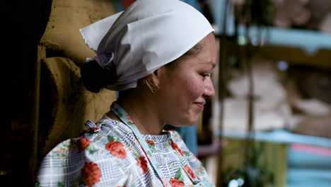 Mujer-Hablando-Con-El-Cliente